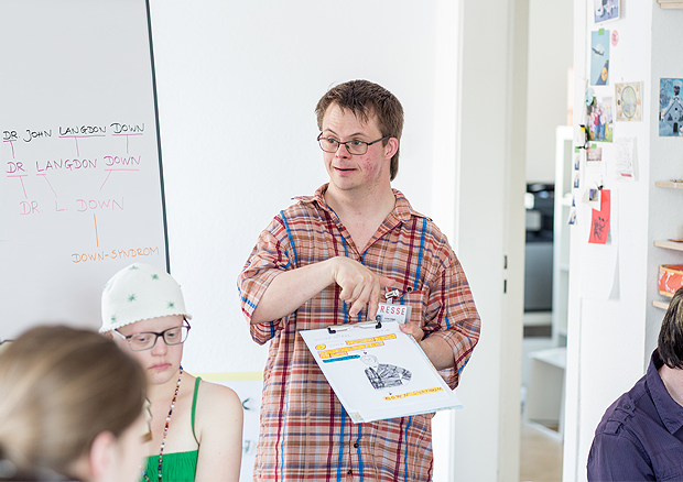 Schreibwerkstatt, Ohrenkuss Redaktionssitzung zum Thema Schweiz - © Britt Schilling