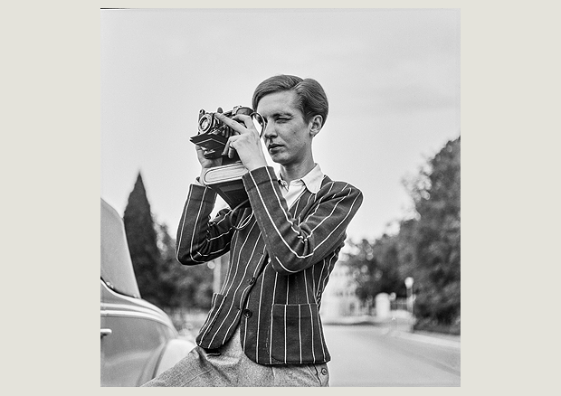 Porträt von Annemarie Schwarzenbach mit Kamera, 1939 - © Esther Gambaro, Nachlass Marie-Luise Bodmer-Preiswerk