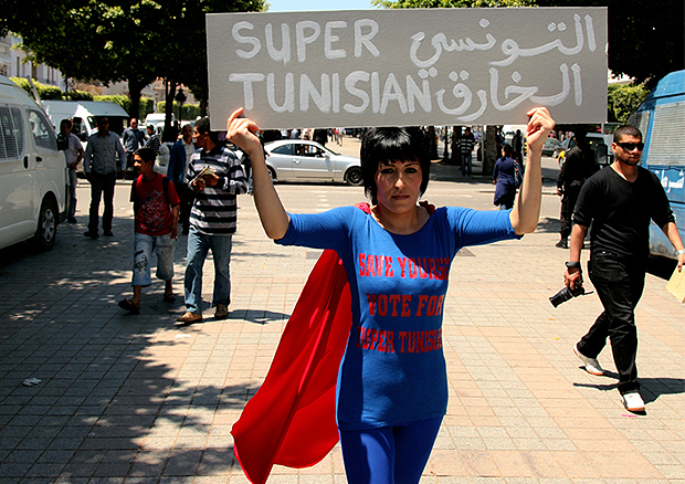 Moufida Fedhila, Super-Tunisian, St’art Performance, Performance, Habib Bouguiba Avenue, Tunis, 2011 - 